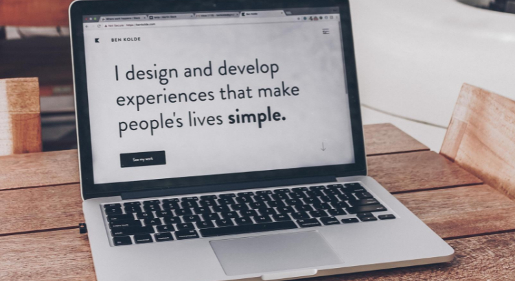 Tradução: eu projeto e desenvolvo experiências que simplificam a vida das pessoas | Foto de Ben Kolde no Unsplash - web design acessível