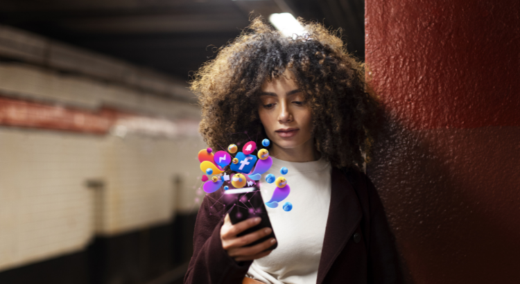 Mulher de tiro médio segurando um smartphone representando uma pessoa vendo um calendário de redes sociais Foto: freepik