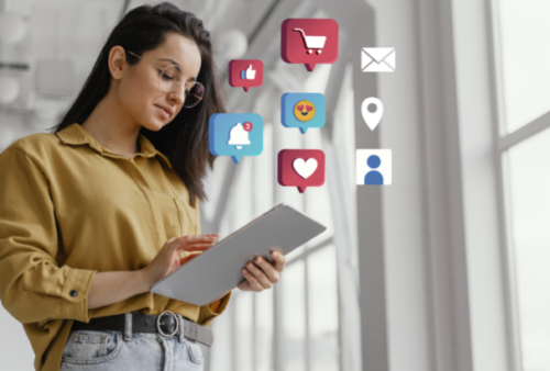 Conceito de marketing de mídia social para marketing com aplicativos representando uma pessoa fazendo calendário para redes sociais Foto: Freepik