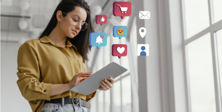 Conceito de marketing de mídia social para marketing com aplicativos representando uma pessoa fazendo calendário para redes sociais Foto: Freepik