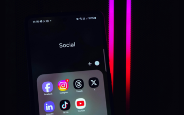 Foto de Panos Sakalakis na Unsplash | gestão de redes sociais para diferentes plataformas