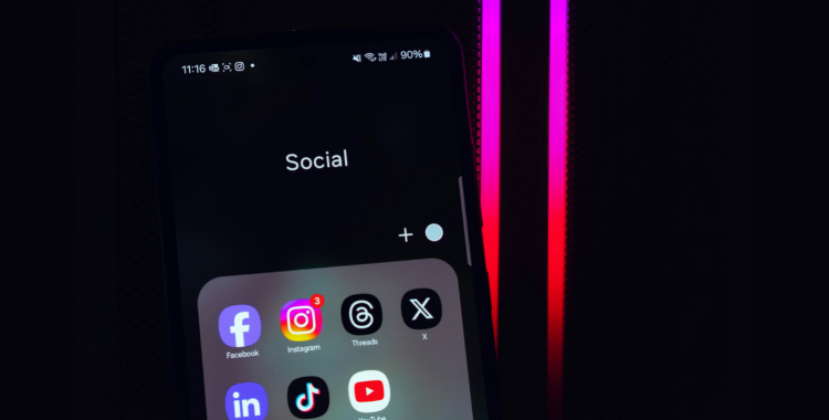 Foto de Panos Sakalakis na Unsplash | gestão de redes sociais para diferentes plataformas
