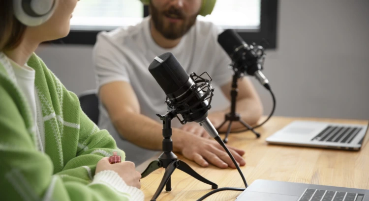 Amigos gravando podcast juntos, vista lateral. Foto: freepik