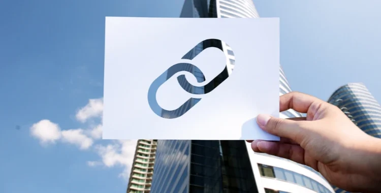 Papel perfurado de link corporativo conectado representando backlink Foto: rawpixel.com no Freepik