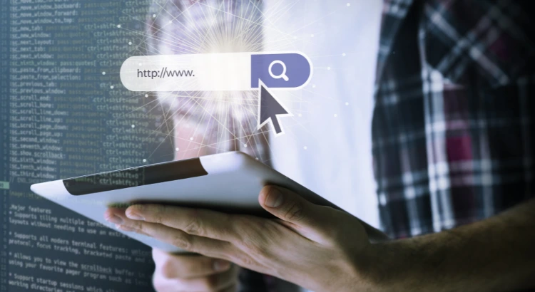 Pessoa a trabalhar em html no computador representando backlinks
Foto: freepik