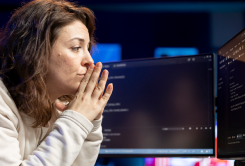 Programador contemplativo em apartamento desenvolvendo software representando uma pessoa precisando fazer uma auditoria de seo em seu site. Foto: DC Studio no Freepik