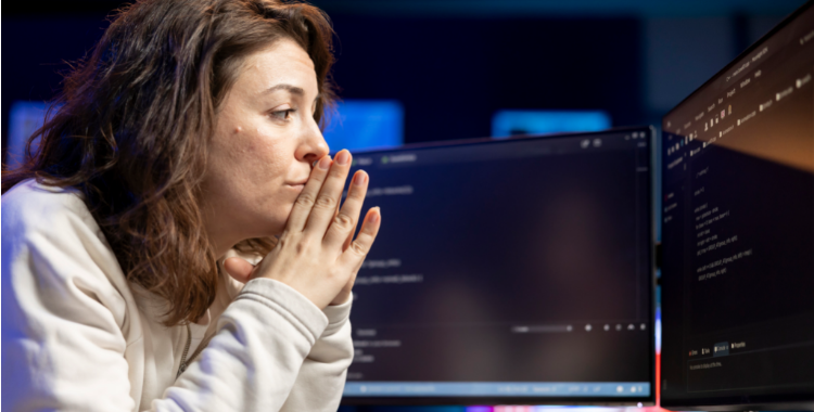 Programador contemplativo em apartamento desenvolvendo software representando uma pessoa precisando fazer uma auditoria de seo em seu site. Foto: DC Studio no Freepik
